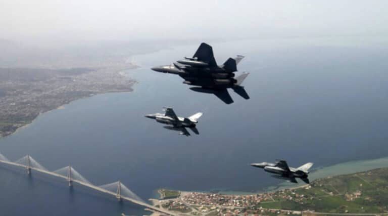 Έπεσε νεκρός ενώ φωτογράφιζε άσκηση της πολεμικής αεροπορίας