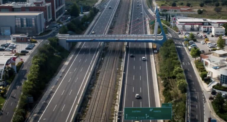 Τροχαίο στην Αττική Οδό – Νεκρός ο 23χρονος οδηγός μηχανής που καρφώθηκε σε φορτηγό