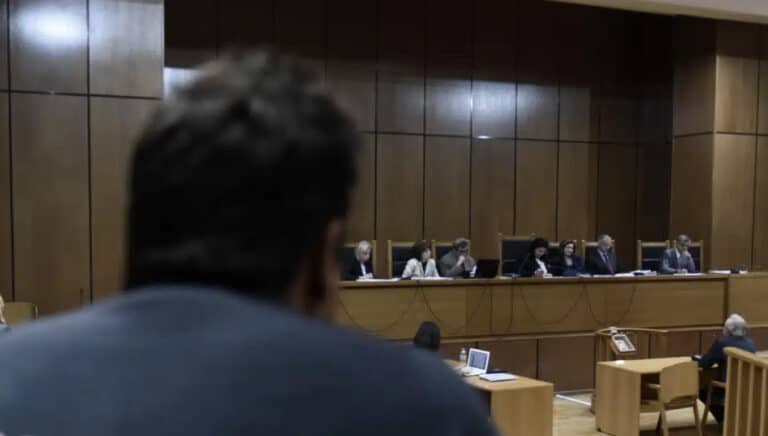 Ηράκλειο: Πατριός ξυλοκόπησε άγρια στα δικαστήρια 39χρονο που κατηγορείται για σεξουαλική παρενόχληση της κόρης του
