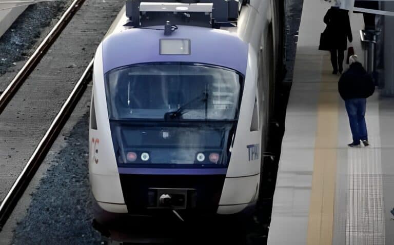 Ο διάλογος μηχανοδηγού – σταθμάρχη αφού το τρένο του Προαστιακού μπήκε σε γραμμή του Μετρό – «Σταμάτα και πάμε πίσω»