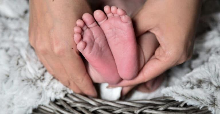Αμαλιάδα: Ανατριχιαστικό – Η 24χρονη έκανε βόλτες με το νεκρό παιδί σε πανηγύρι