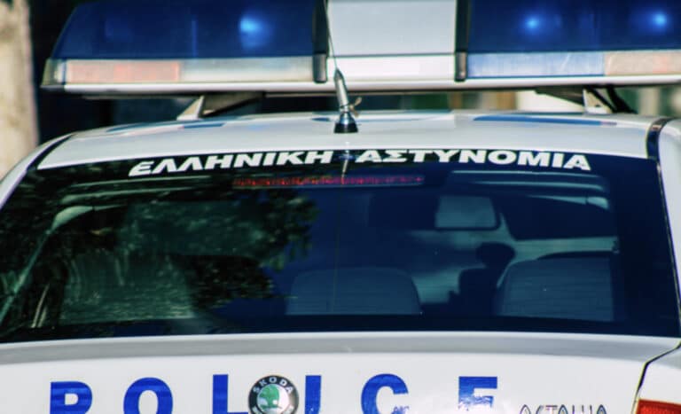 Μπογιατζής τσακώθηκε με ιδιοκτήτη σπιτιού στο Περιστέρι – Κλειδώθηκε μέσα κι απειλεί να αuτοκτονńσει