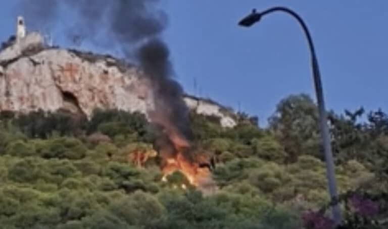 ΕΚΤΑΚΤΟ: Φωτιά Τώρα μέσα στην Αθήνα – Καίγονται κυπαρίσσια, μυρίζει καμένα σκουπίδια όλη η περιοχή – Τι έχει συμβεί