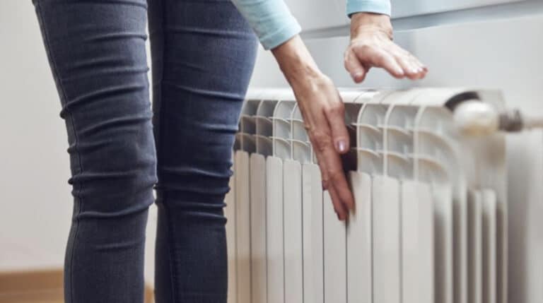 Πώς να καθαρίσετε το καλοριφέρ – Ο έξυπνος τρόπος που έχει ενθουσιάσει τους χρήστες του TikTok