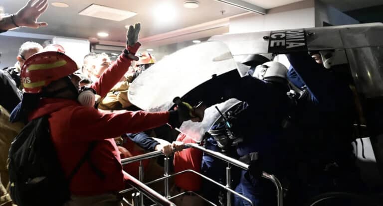 Επέμβαση των ΜΑΤ στην κατάληψη εποχικών πυροσβεστών στο Πολιτικής Προστασίας -Ένας τραυματίας, κλειστή η λ. Κηφισίας