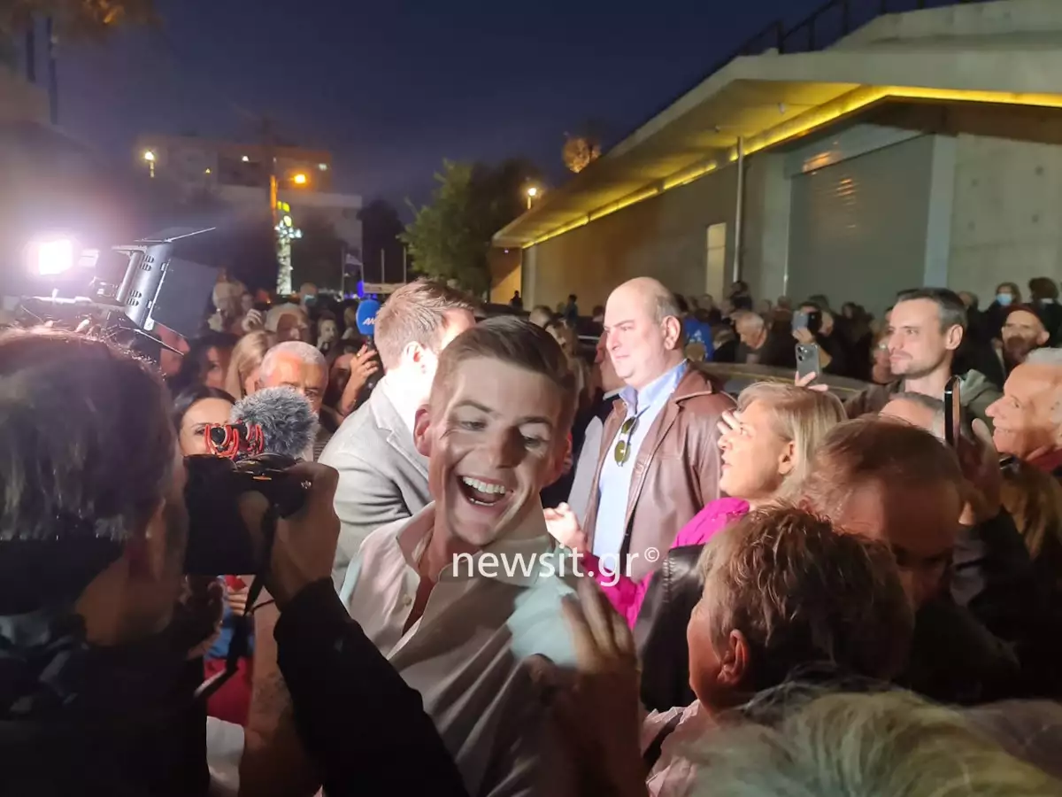 Υποδοχή παγκόσμιου σταρ του ποδοσφαίρου στον Στέφανο Κασσελάκη: Καπνογόνα, συνθήματα και... ύμνος του ΕΑΜ 3 tayler egkainia