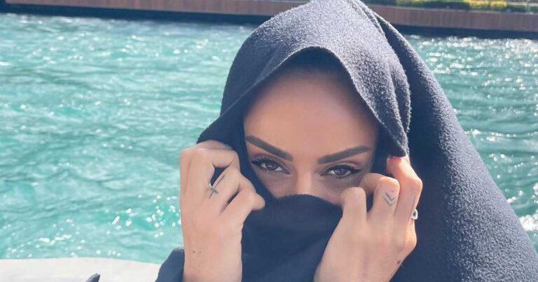 Πασίγνωστη Ελληνίδα πήγε στην Κωνσταντινούπολη και φόρεσε μαντίλα