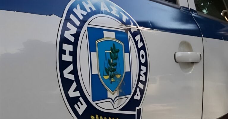 Απίστευτη απάτη με θύμα ηλικιωμένο – Πέταξε από το μπαλκόνι του σε δράστη 80 χιλιάδες εupώ