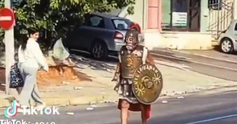 Ο δρομέας στον Μαραθώνιο που έτρεξε σχεδόν εννέα ώρες ξυπόλυτος, ντυμένος με στολή Σπαρτιάτη πολεμιστή 