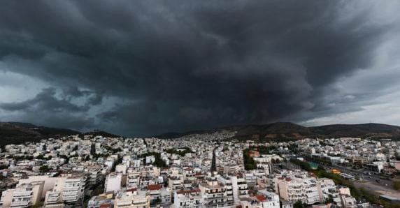Καιρός: «Μίνι» κακοκαιρία με βροχές και πτώση θερμοκρασίας – Οι περιοχές που επηρεάζονται