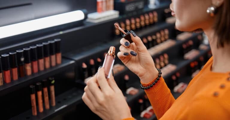 Προσοχή: Δείτε τα κραγιόν και τα eye liner που μπορεί να προκαλέσουν καρκίνο – Οι μάρκες που πωλούνται στην Ελλάδα