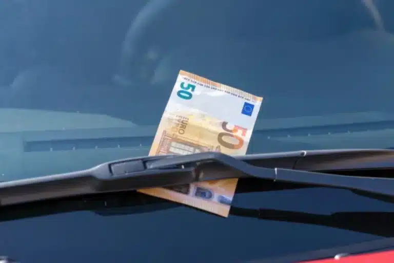 Άγνωστοι αφήνουν 50 εupώ στο παρμπρίζ του αυτοκινήτου – Γιατί δεν πρέπει να τα πάρεις