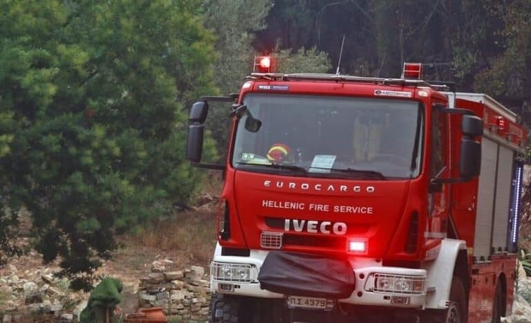 Πήρε φωτιά ο καλαμιώνας της Ιεράπετρας – Κινδύνευσαν περιουσίες – Ένας πυροσβέστης στο νοσοκομείο