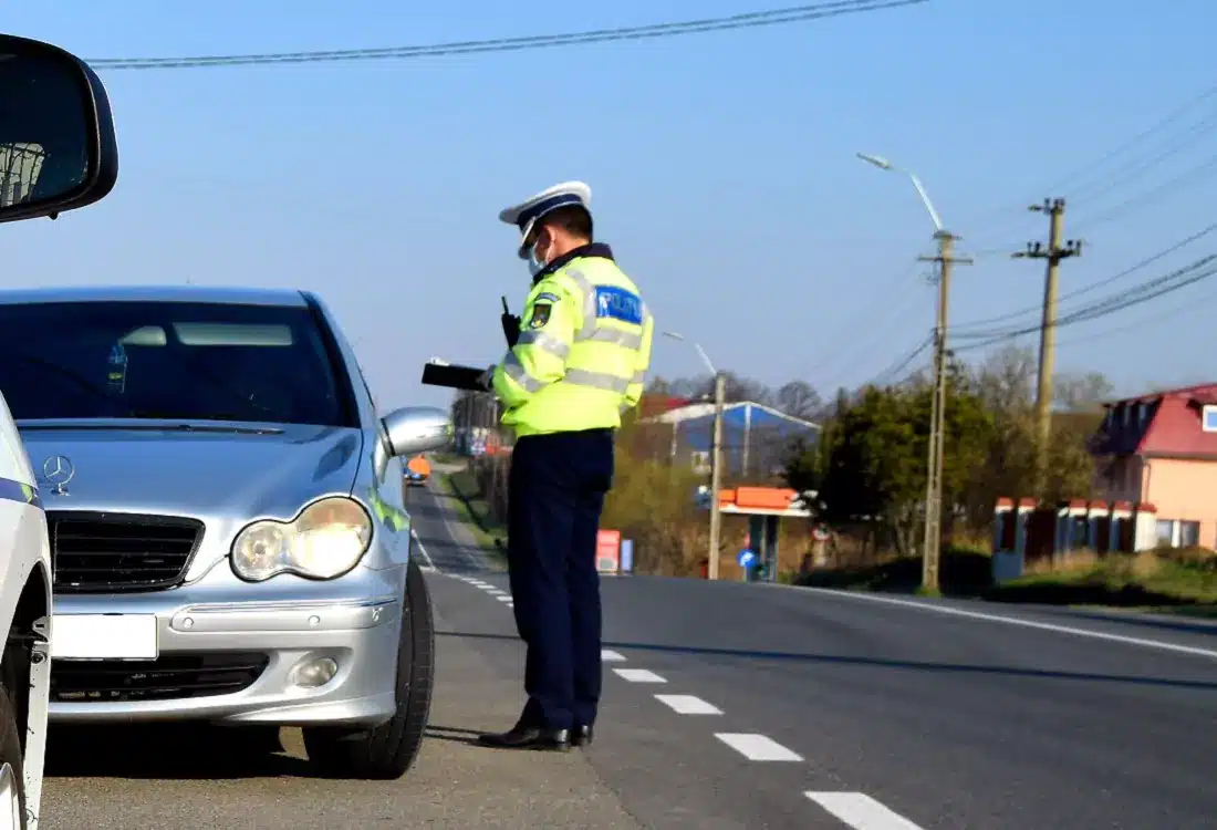Γιατί οι αστυνομικοί αγγίζουν το αυτοκίνητο όταν κάνουν έλεγχο; Η απάντηση θα σας εκπλήξει 2 giati oi astynomikoi aggizoyn to aytokinito otan se stamatoyn gia elegcho 1.jpg