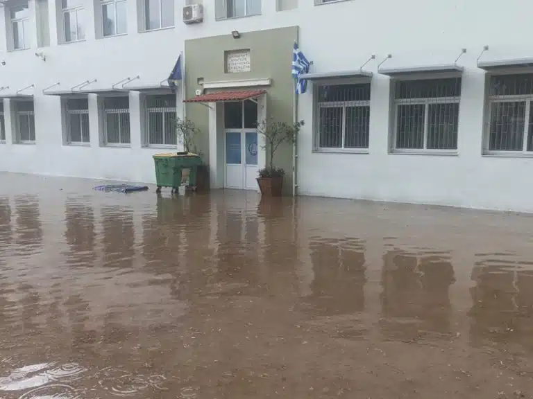 Πλημμύρισε προαύλιο σχολείου λόγω της κακοκαιρίας – Εγκλωβίστηκαν μαθητές σε κοντέινερ