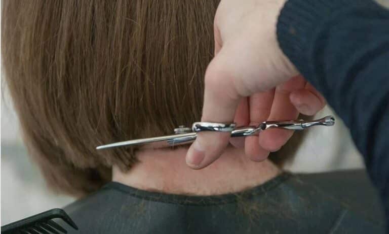 Σάλος με πασίγνωστο κομμωτήριο στην Αττική – Παρείχε ακατάλληλες υπηρεσίες στους πελάτες