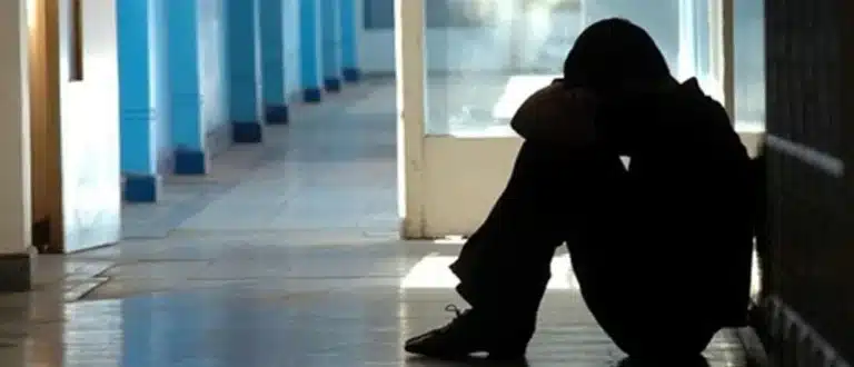 Tpόμος για 10χρονο σε σχολική εκδρομή – Συμμαθητές του τον ακινητοποίησαν και του πέρασαν σακούλα στο κεφάλι του