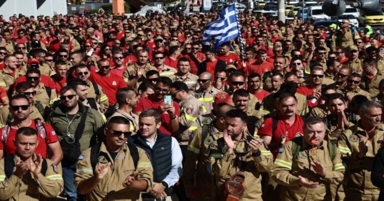 Εποχικοί πυροσβέστες: Το καλοκαίρι ήρωες, το χειμώνα ξύλο και δακρυγόνα