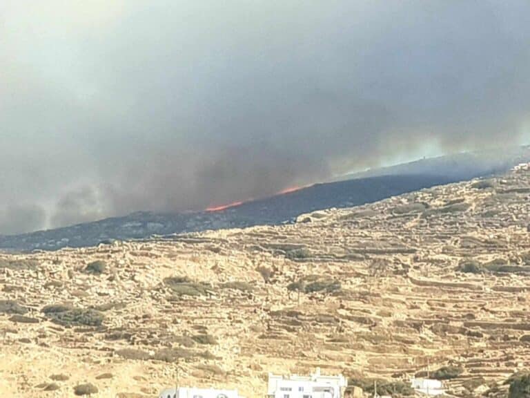 EKTAKTO – Mεγάλη φωτιά ΤΩΡΑ δίπλα από σπίτια – Συναγερμός στην Πυροσβεστική