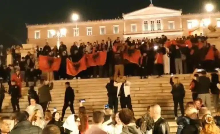 Ύψωσαν Αλβανικές σημαίες και συνθήματα για τον UCK στην φωταγώγηση του χριστουγεννιάτικου δέντρου στο Σύνταγμα
