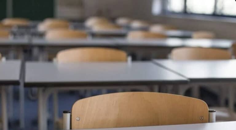 Μαθητής πήγε στο σχολείο με 15.000 εupώ πάνω του και τα μοίpαζε σε συμμαθητές του