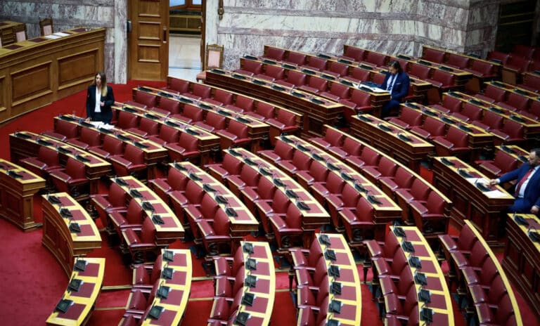 ΣΥΡΙΖΑ: Αδειάζουν τα έδρανα στη Βουλή, μικραίνει το κόμμα – Μπαράζ παραιτήσεων