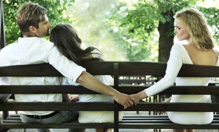 Έτσι θα καταλάβεις αν σε απατάει: Παρατήρησε αυτό, αν το κάνει, τότε σίγουρα σε έχει ήδη κερατώσει