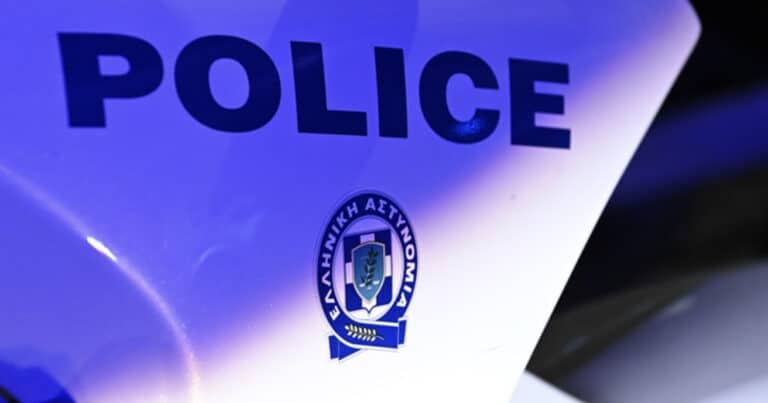 Γυναίκα σε αμοκ ταμπουρώθηκε με τα παιδιά της στο σπίτι κρατώντας μαχαίρι – Κλήθηκαν διαπραγματευτές