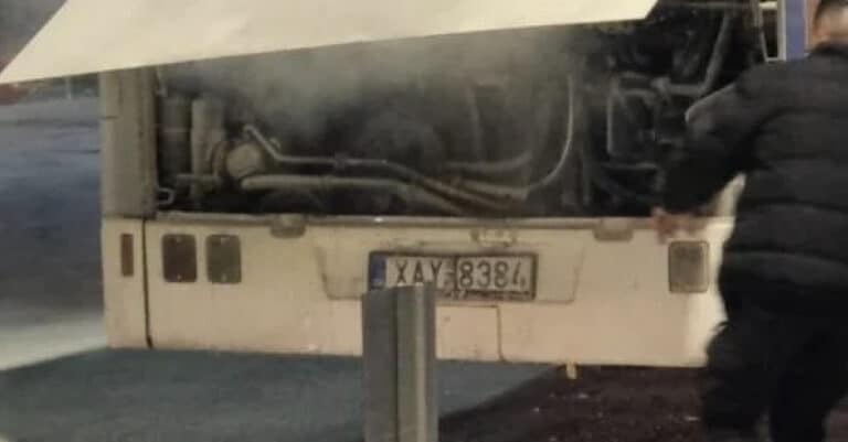 ΕΚΤΑΚΤΟ: Λεωφορείο του ΚΤΕΛ γεμάτο επιβάτες «λαμπάδιασε» στη μέση του δρόμου