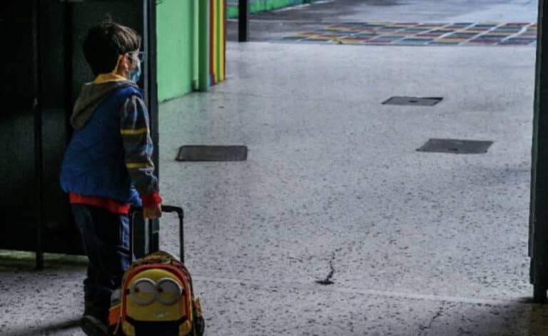 «Είμαι πολύ χάλια, δεν έχω σταματήσει να κλαίω» – Απαρηγόρητη η νηπιαγωγός που έδωσε λάθος παιδί σε παππού