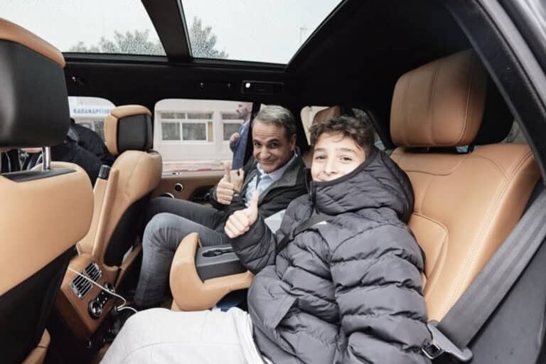 Πιτσιρικάς ζήτησε από τον Μητσοτάκη να μπει στο αυτοκίνητό του και εκείνος τον πήγε βόλτα