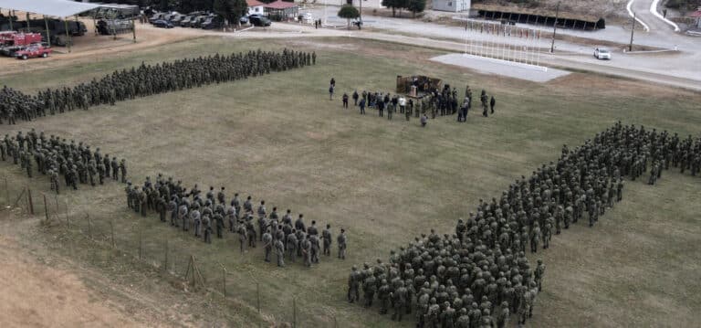 Γιατί αδειάζουν τα στρατόπεδα: «Ρεκόρ φυγής το 2024 από τις Ένοπλες Δυνάμεις»