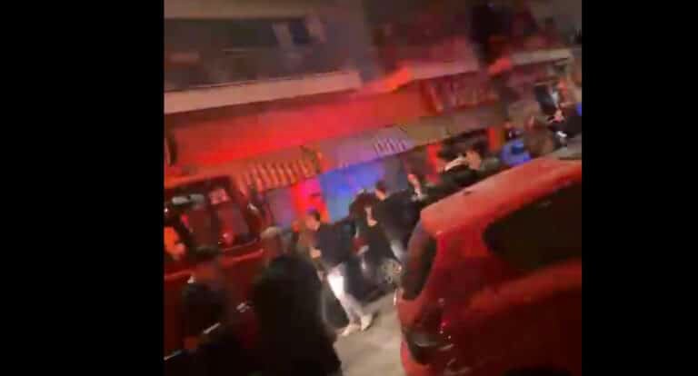 Φωτιά σε γνωστό μπαρ στο Παγκράτι – Ο κόσμος έσπαγε τα παράθυρα για να βγει έξω