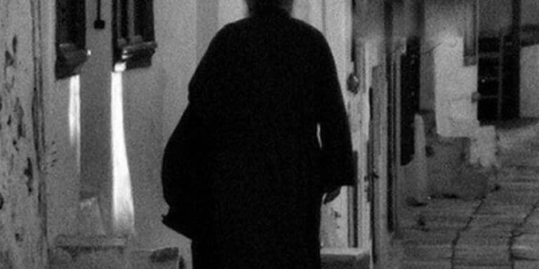 Σάλος: Παπαδιά που τα βράδια βγαίνει κρυφά στη Συγγρού και παρέχει…. υπηρεσίες