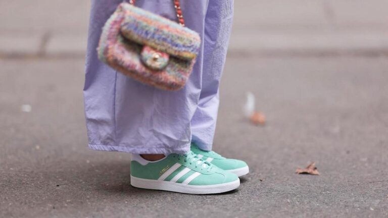 Αντί για λευκά sneakers: 10 σχέδια που θα φορέσετε non-stop τον χειμώνα