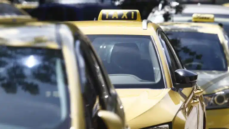 Οδηγός ταξί στο Μοσχάτο πήρε το τηλέφωνο 46χρονης και την μετά την χτύπησε με το αυτοκίνητο