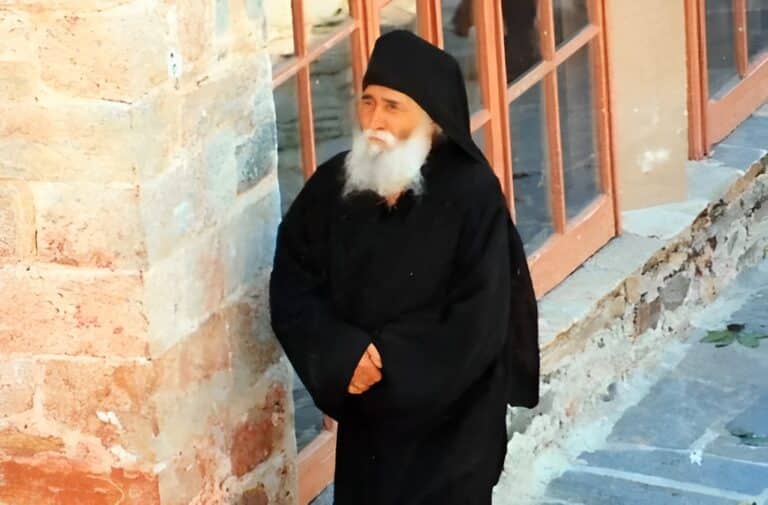 Τα φετινά Χριστούγεννα ας θυμηθούμε τι έλεγε ο Άγιος Πορφύριος
