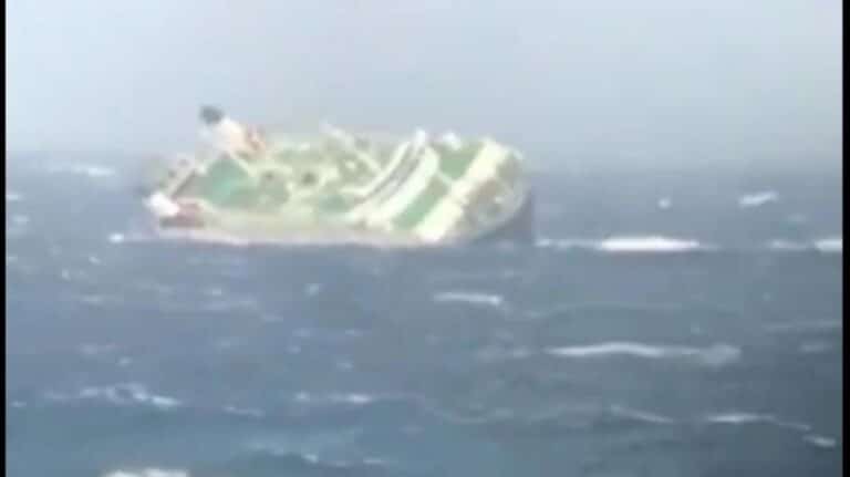 ΣΟΚ: Βυθίστηκε φορτηγό πλοίο με 30 μέλη πλήρωμα που μετέφερε οχήματα