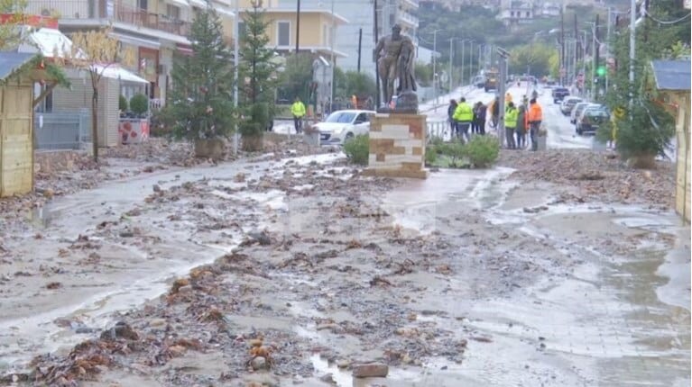 «Πνίγηκε» από το νερό πασίγνωστη ελληνική πόλη: Σε 2 ώρες έπεσε βροχή 7 μηνών – Υπερχείλισε ο ποταμός, πλημμύρισαν σπίτια, έκλεισαν δρόμοι