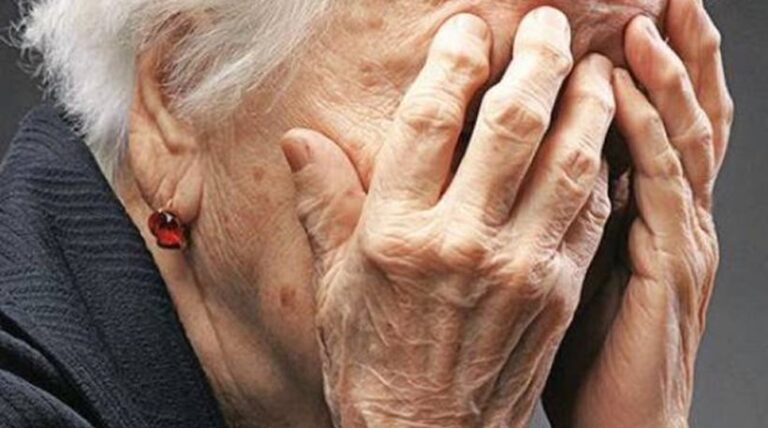 Φρίκη στην Κυψέλη: Ξυλοκόπησε άγρια τη μητέρα του και προσπάθησε να της βάλει φωτιά