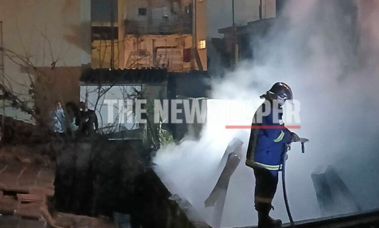 Μεγάλη φωτιά σε σπίτι στον Βόλο – Γιγαντιαία επιχείρηση της Πυροσβεστικής