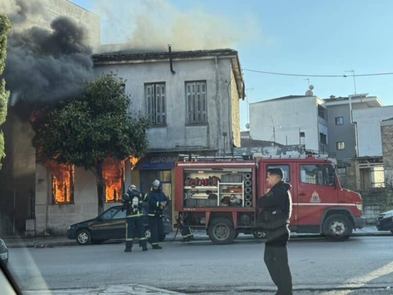 Ρακένδυτη γριούλα έκρυβε θησαυρό: 400 χρυσές λίρες ανακαλύφθηκαν σε καμένο σπίτι στα Τρίκαλα!