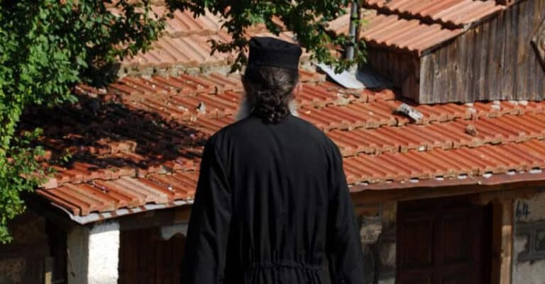 Ιερέας πατέρας 5 παιδιών ξυλοκόπησε την ερωμένη του – Περνάει σήμερα αυτόφωρο  
