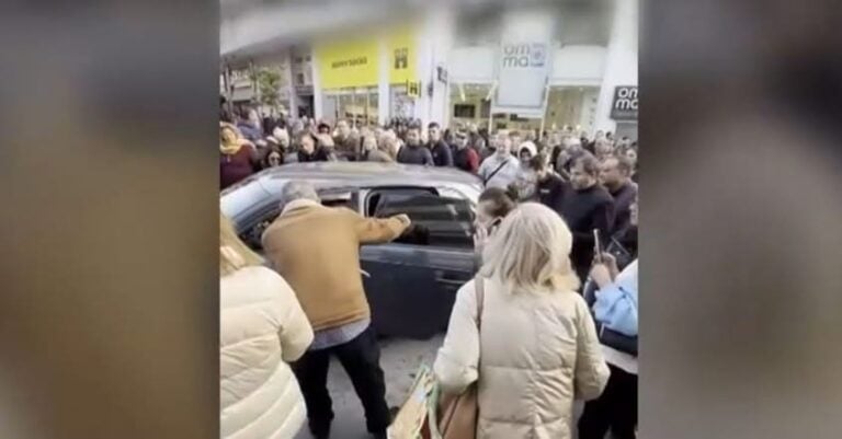 Χαλάνδρι: Χαμός με οδηγό που πάρκαρε στη μέση του δρόμου – Η αντίδραση των περαστικών