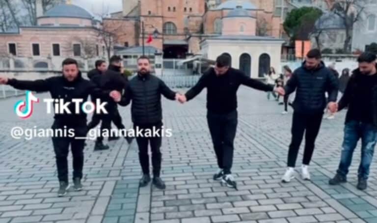 «Να ζήσει η Κρήτη»: Λεβέντες… έστησαν γλέντι μπροστά από την Αγιά Σοφιά