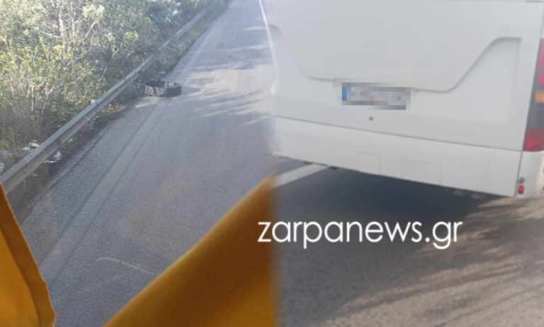 Απίστευτο και όμως ελληνικό: Ξεκόλλησε λάστιχο από λεωφορείο που μετέφερε μαθητές
