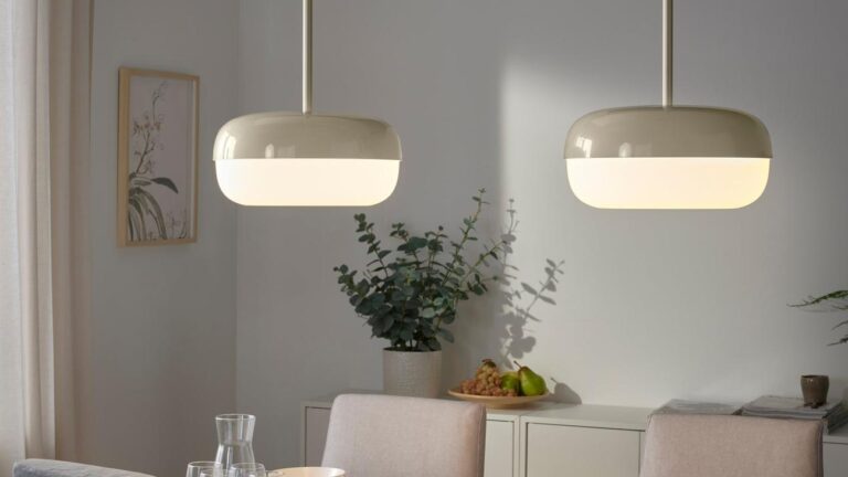 Το φωτιστικό οροφής από τα IKEA που θα μεταμορφώσει την τραπεζαρία – Σύγχρονο στιλ με ρετρό επιρροές, κοστίζει 25 εupώ
