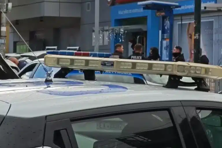 Μακελειό στη Γλυφάδα: Εικόνες φρίκης, με τα θύματα να μπαίνουν αιμόφυρτα σε καταστήματα για να σωθούν