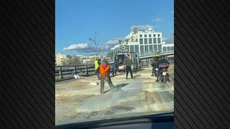 Απίστευτο κυκλοφοριακό κομφούζιο – Έπεσαν τενεκέδες με λάδι στο οδόστρωμα