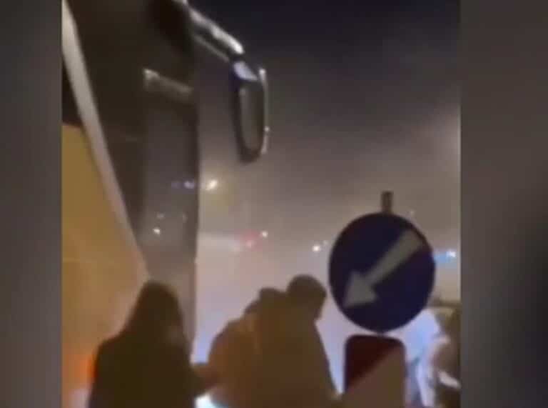 Θεσσαλονίκη: Καπνοί σε λεωφορείο με μαθητές – Επέστρεφαν από εκδρομή